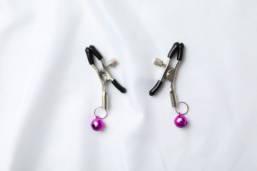 Do Nipple Clamps Hurt? 2025 Guide to Safety & Pleasure