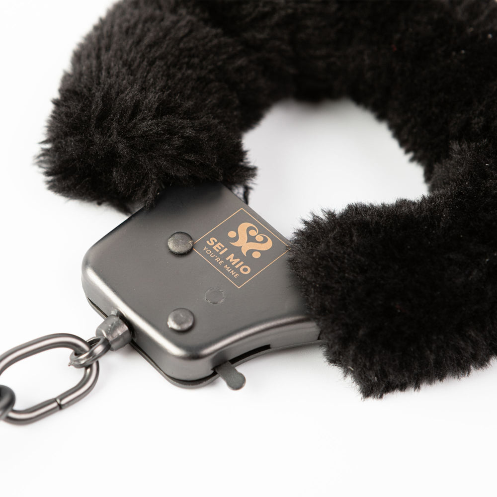 SEI MIO Cuff Love Furry Metal Handcuffs