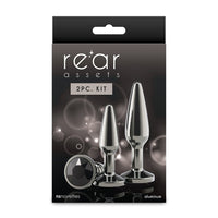 Packaging of 'rear assets' 2PC. Kit with two metallic products on a dark background.